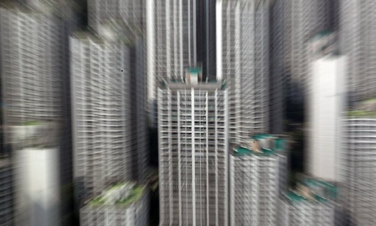 내년부터 모든 법인 주택에 세금 폭탄이 부과된다. 서울 롯데월드타워 서울스카이에서 바라본 서울 송파구 한강변 아파트 단지.  <연합뉴스>